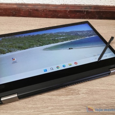 Computador portátil Lenovo dobrado com ecrã tátil e caneta