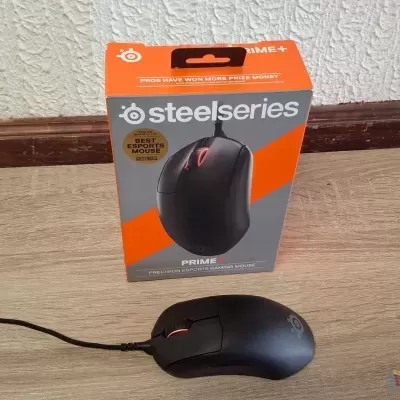 Rato de computador Steelseries com cabo preto e caixa original ao fundo