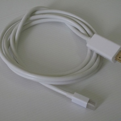 Cabo branco USB-C para HDMI sobre superfície branca