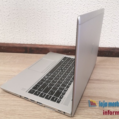 Portátil cinzento metálico aberto com teclado e logótipo HP ao lado de texto loja mestre andré informática