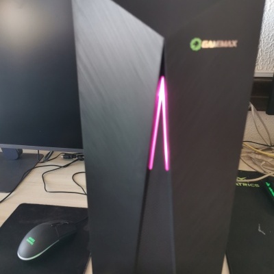 Computador desktop preto com luz LED rosa e logótipo GAMEMAX