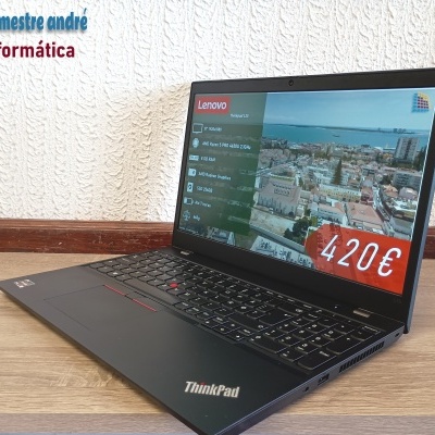 Portátil Lenovo ThinkPad L15 preto aberto sobre mesa de madeira com parede branca ao fundo