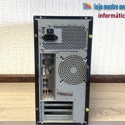 Torre de computador cinzenta e preta vista de trás com portas e ventilação