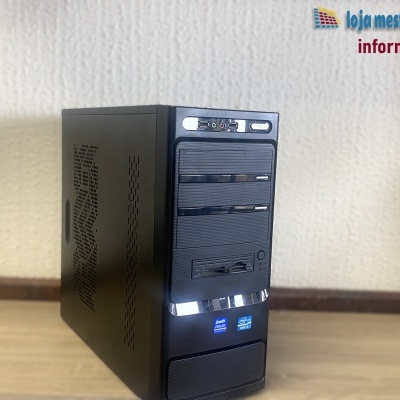 Torre de computador preta com múltiplos compartimentos e autocolantes ASUS e Intel Core i3