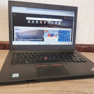 Computador portátil Lenovo ThinkPad preto em mesa de madeira