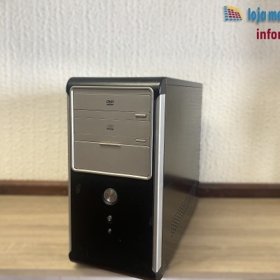 Computador desktop preto e cinzento com unidades ópticas em fundo branco