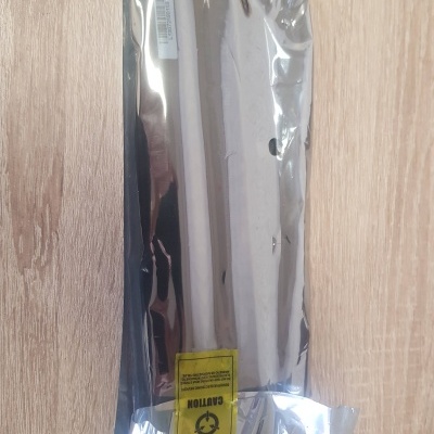 Cabo flexível branco em embalagem metalizada com etiqueta de aviso