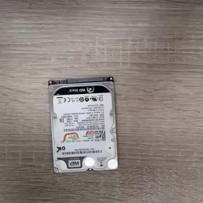 Disco rígido interno Seagate Barracuda 1 TB sobre uma mesa de madeira clara