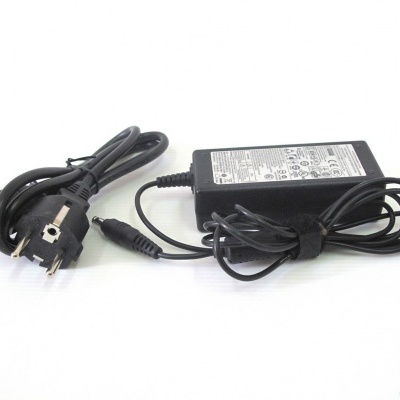 Carregador adaptador corrente preto com cabo e ficha europeia sobre fundo branco