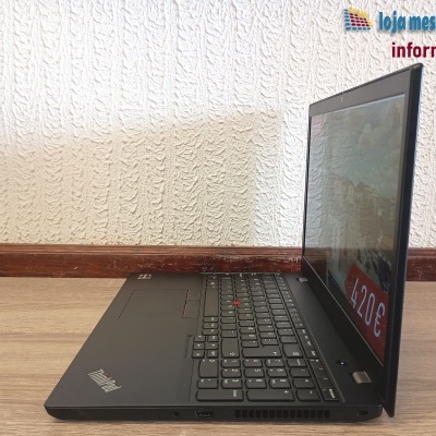 Computador portátil Lenovo ThinkPad preto com teclado português e preço 420€ num ambiente interior
