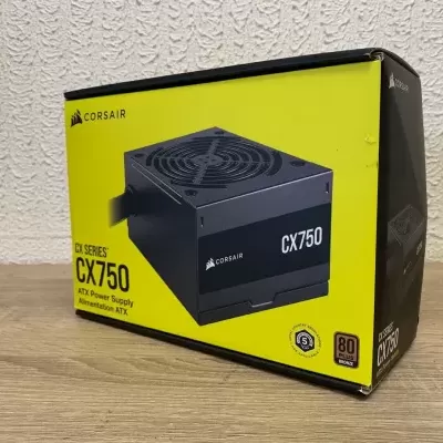 Caixa da fonte alimentação Corsair CX750 preta e amarela com texto e selo.