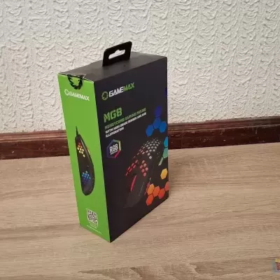 Embalagem de rato GAMBLIX M168 preta e verde numa superfície de madeira clara.