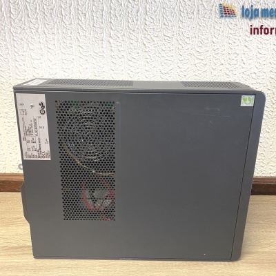 Computador desktop cinzento com etiqueta e grelha de ventilação lateral