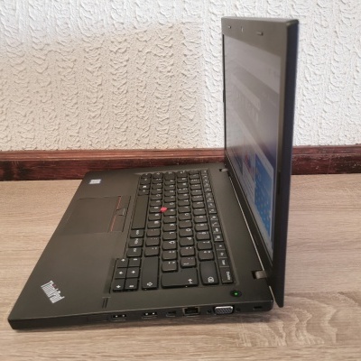 Computador portátil preto ThinkPad aberto com teclado e ecrã ligado