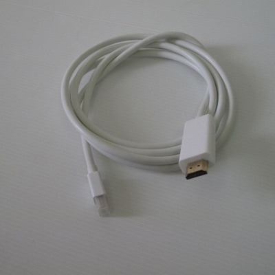 Cabo branco com conector HDMI e conector pequeno metálico numa superfície branca