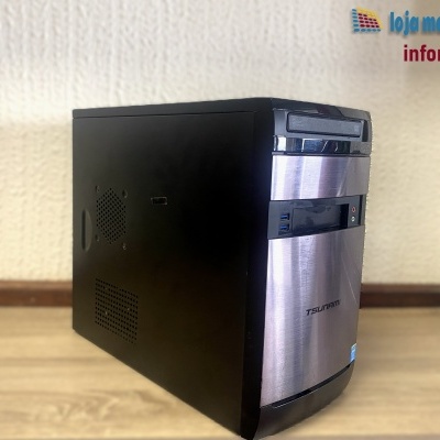 Torre de computador preta com frente em metal escovado e logo TSUNAMI