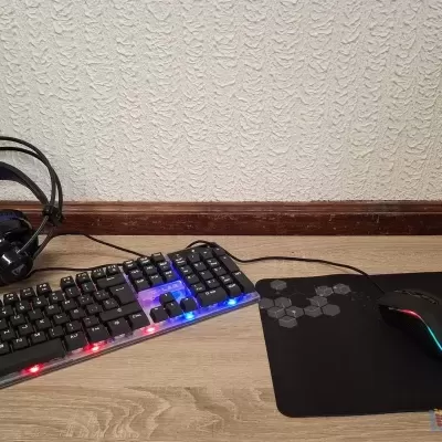 Conjunto gaming com teclado, rato, auscultadores e tapete