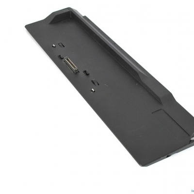 Base de ligação preta para portátil em superfície branca