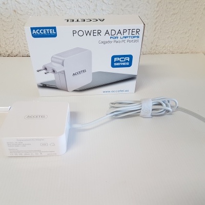 Adaptador de energia ACCETEL branco com cabo junto à embalagem na mesa branca
