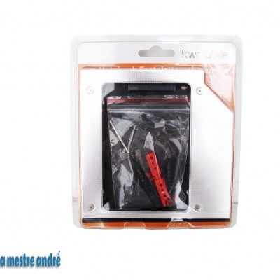 Pacote com suporte de montagem vermelho e conector preto, fundo branco e detalhes laranja