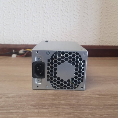 Fonte de alimentação de computador cinzenta com ventoinha vista de trás