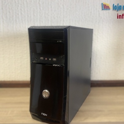 Computador de secretária preto NOX sobre pavimento de madeira