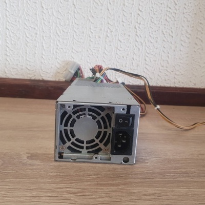 Fonte de alimentação de computador com ventoinha e fios coloridos