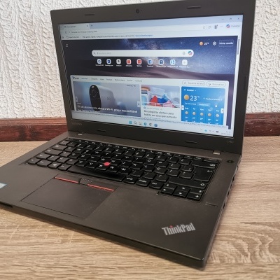 Computador portátil Lenovo ThinkPad L460 preto numa mesa de madeira