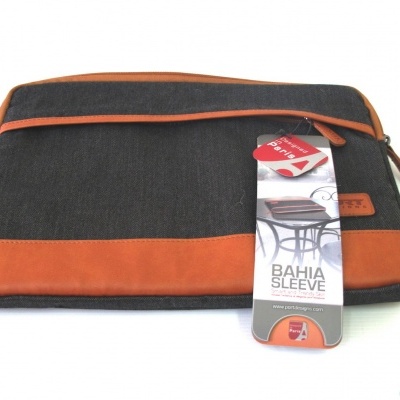 Mala preta Bahia Sleeve com detalhes em pele castanha para portátil ou tablet.