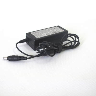 Carregador preto com cabo na superfície branca