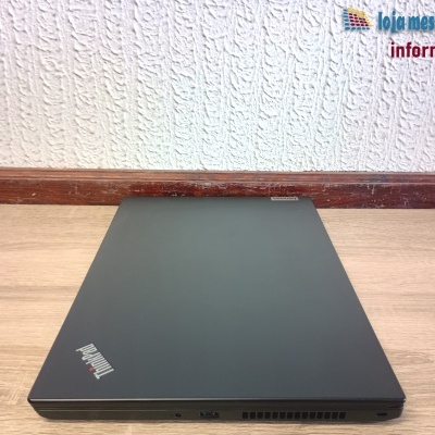 Portátil Lenovo ThinkPad preto sobre secretária de madeira