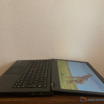 Computador portátil Lenovo ThinkPad com ecrã aberto mostrando girafa