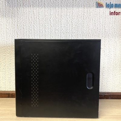 Gabinete de computador preto com ventilação e alça