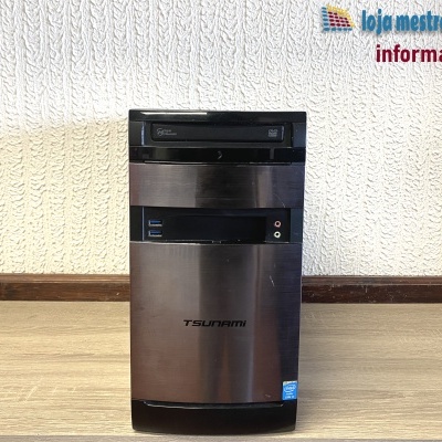 Torre de computador preto Tsunami com leitor de DVD e portas USB numa sala com chão de madeira