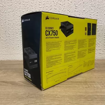Caixa de fonte de alimentação ATX Corsair CX Series CX750 preta e amarela sobre superfície de madeira clara