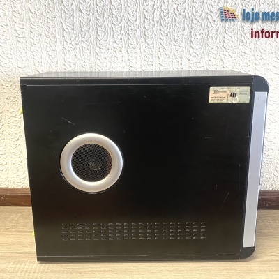 Computador torre preto com ventilação circular e etiqueta Windows XP Media Center Edition 2005