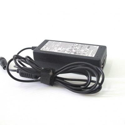 Carregador adaptador de energia preto com cabo enrolado e etiqueta técnica