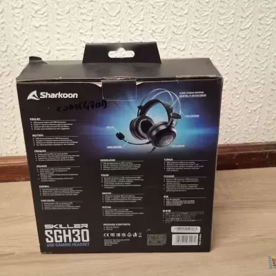 Caixa do headset Sharkoon SKILLER SGH30 preto e azul em chão de madeira