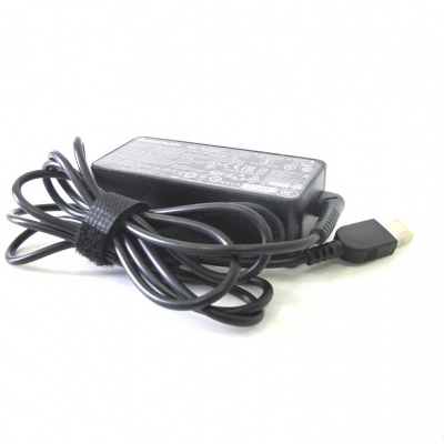 Carregador preto com cabo enrolado e conector retangular