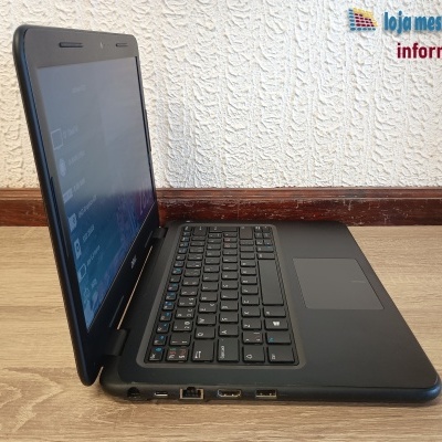 Computador portátil Dell preto aberto numa mesa de madeira