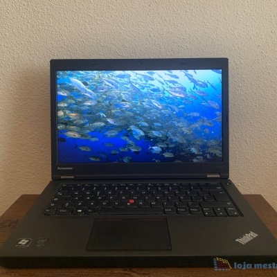Portátil Lenovo ThinkPad preto aberto com imagem de peixes no ecrã
