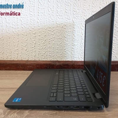 Portátil preto semiaberto com teclado e adesivo Intel Core i5