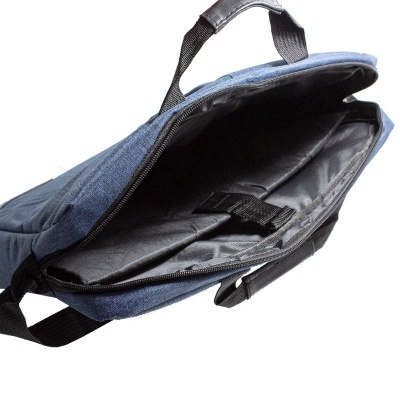 Mala azul escura para portátil aberta com alça de transporte