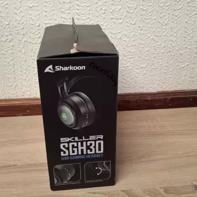 Caixa preta de headset Sharkoon SKILLER SGH30 no chão
