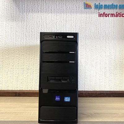 Computador de secretária preto com entradas USB e botão POWER