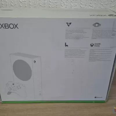 Caixa do Xbox Series S branca em chão de madeira