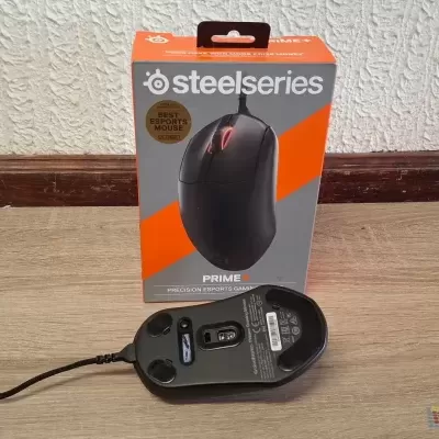 Rato gaming SteelSeries Prime preto com cabo e caixa cinza e laranja