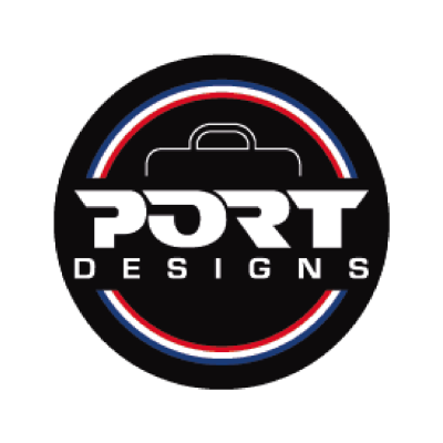 Logótipo circular com texto 'PORT DESIGNS' e mala estilizada em fundo preto com círculos vermelhos, brancos e azuis.