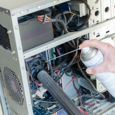 Limpeza interna de torre de computador com spray