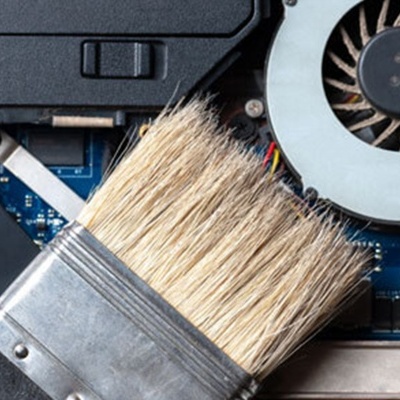 Pincel a limpar interior de computador aberto